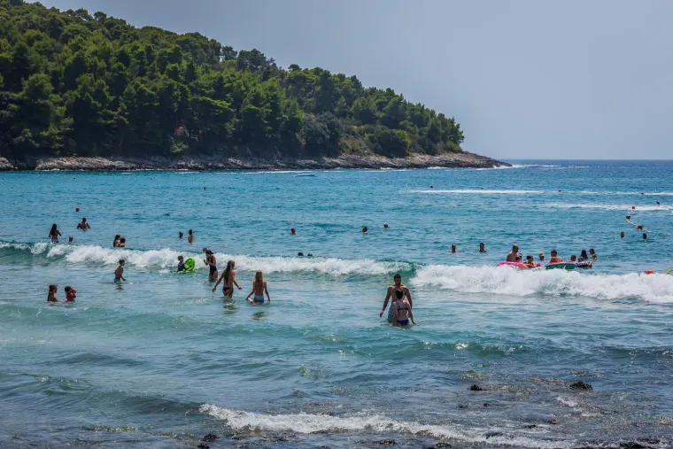 Sunce, badići i čista uživancija: Pogledajte kako su ljepotice okupirale plažu na Korčuli