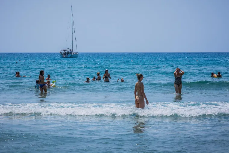 Sunce, badići i čista uživancija: Pogledajte kako su ljepotice okupirale plažu na Korčuli
