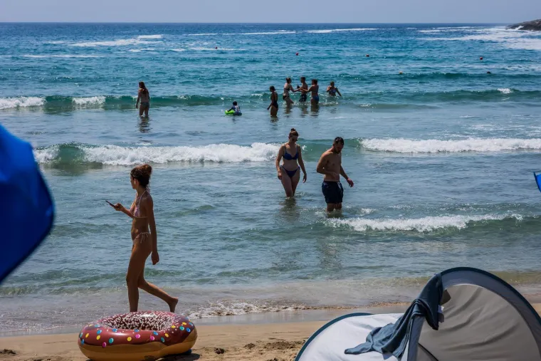 Sunce, badići i čista uživancija: Pogledajte kako su ljepotice okupirale plažu na Korčuli