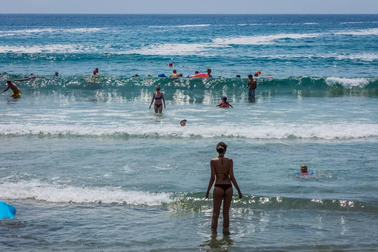 Sunce, badići i čista uživancija: Pogledajte kako su ljepotice okupirale plažu na Korčuli