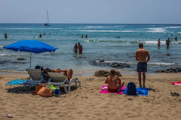 Sunce, badići i čista uživancija: Pogledajte kako su ljepotice okupirale plažu na Korčuli