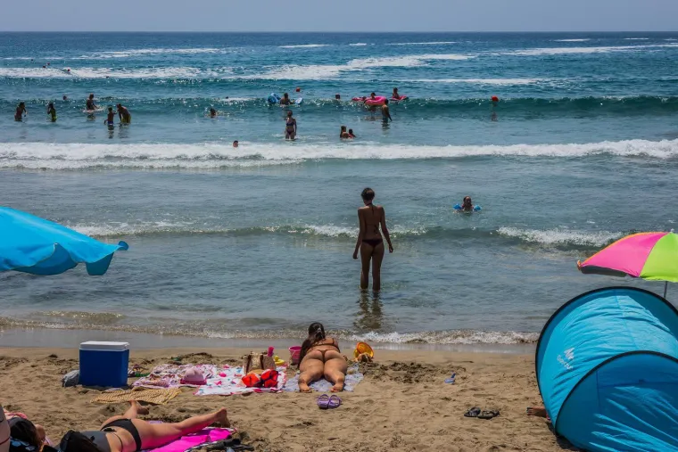 Sunce, badići i čista uživancija: Pogledajte kako su ljepotice okupirale plažu na Korčuli