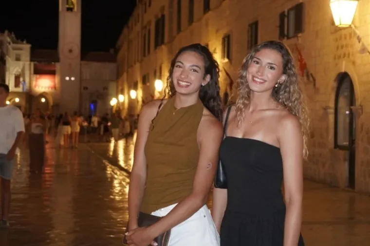 Te&scaron;ko je bilo odlučiti kamo prvo pogledati: Ljepotice u mini haljinama pokorile Stradun