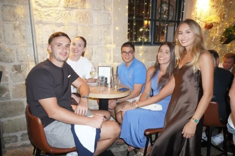Te&scaron;ko je bilo odlučiti kamo prvo pogledati: Ljepotice u mini haljinama pokorile Stradun
