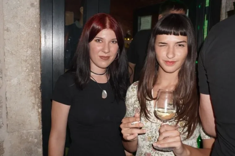 Te&scaron;ko je bilo odlučiti kamo prvo pogledati: Ljepotice u mini haljinama pokorile Stradun