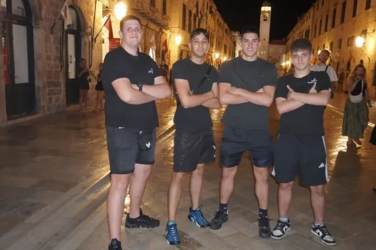 Te&scaron;ko je bilo odlučiti kamo prvo pogledati: Ljepotice u mini haljinama pokorile Stradun