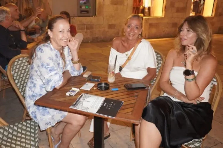 Te&scaron;ko je bilo odlučiti kamo prvo pogledati: Ljepotice u mini haljinama pokorile Stradun