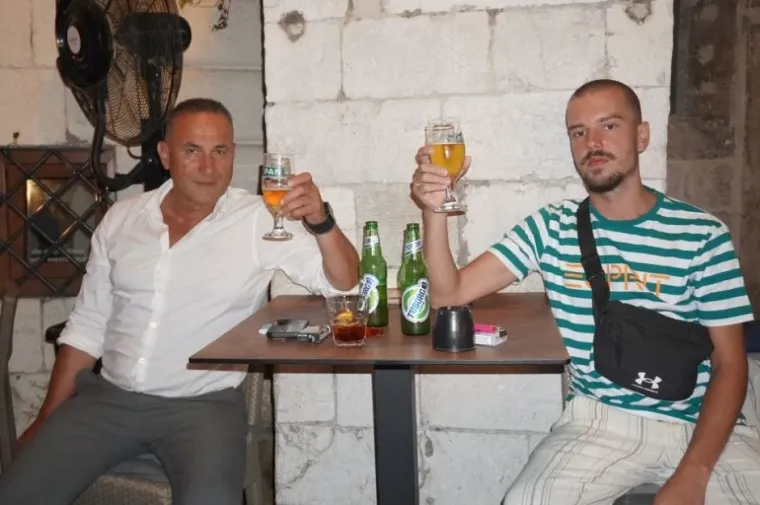 Te&scaron;ko je bilo odlučiti kamo prvo pogledati: Ljepotice u mini haljinama pokorile Stradun