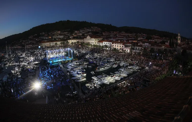 More emocija u Veloj Luci: Prekrasna atmosfera s koncerta za Olivera, evo tko je sve nastupio