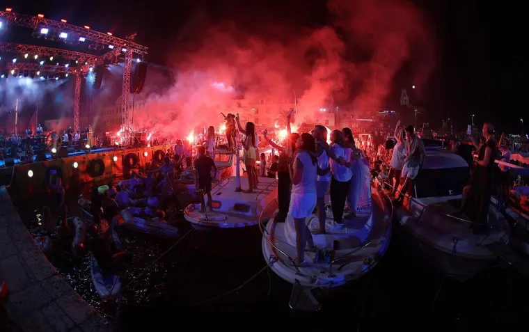 More emocija u Veloj Luci: Prekrasna atmosfera s koncerta za Olivera, evo tko je sve nastupio