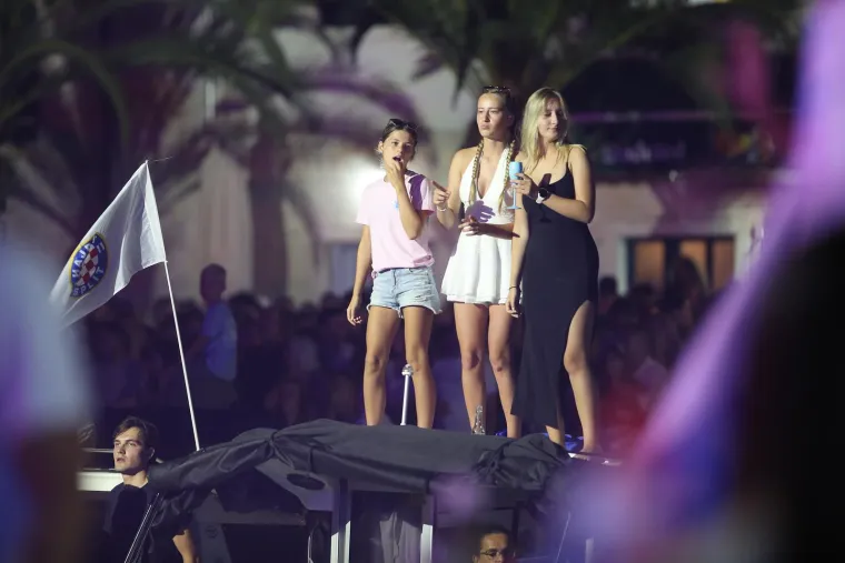 More emocija u Veloj Luci: Prekrasna atmosfera s koncerta za Olivera, evo tko je sve nastupio