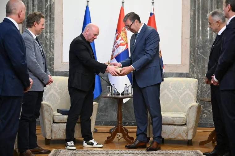 UFC stigao u Srbiju, a dočekale ih gusle: Vučić dobio pojas, no prvi su na rasporedu - &scaron;amari