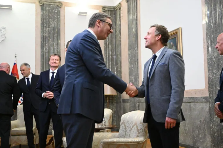 UFC stigao u Srbiju, a dočekale ih gusle: Vučić dobio pojas, no prvi su na rasporedu - &scaron;amari