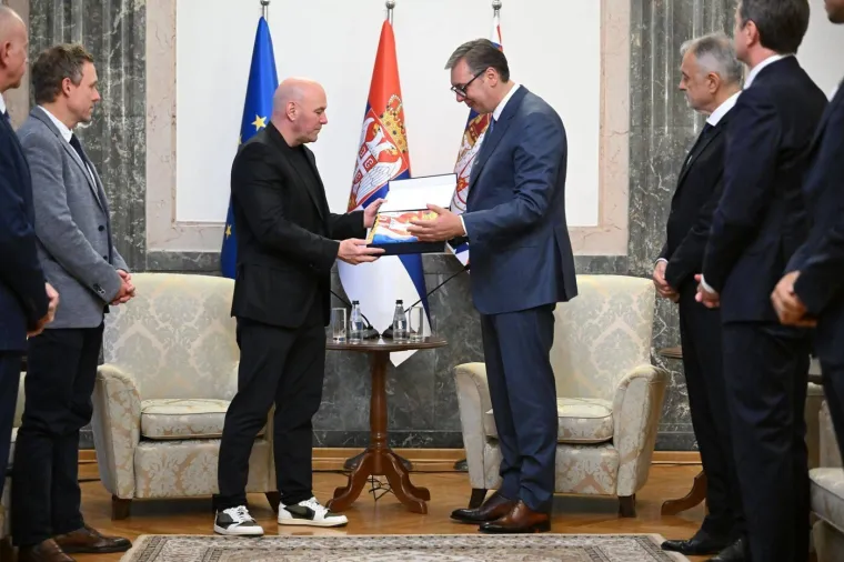 UFC stigao u Srbiju, a dočekale ih gusle: Vučić dobio pojas, no prvi su na rasporedu - &scaron;amari