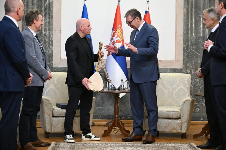 UFC stigao u Srbiju, a dočekale ih gusle: Vučić dobio pojas, no prvi su na rasporedu - &scaron;amari