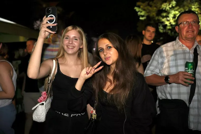 Zgodne Međimurke obilježile večer: Pogledajte kako se uživalo na koncertu Prljavaca