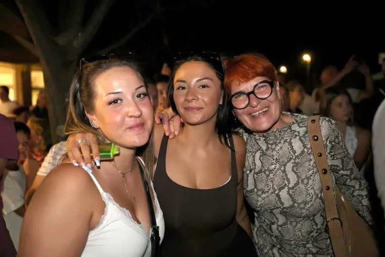 Zgodne Međimurke obilježile večer: Pogledajte kako se uživalo na koncertu Prljavaca