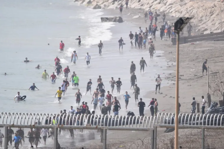 Drama na granici: Tisuće migranata masovno ulazi s mora, &scaron;ire se snimke