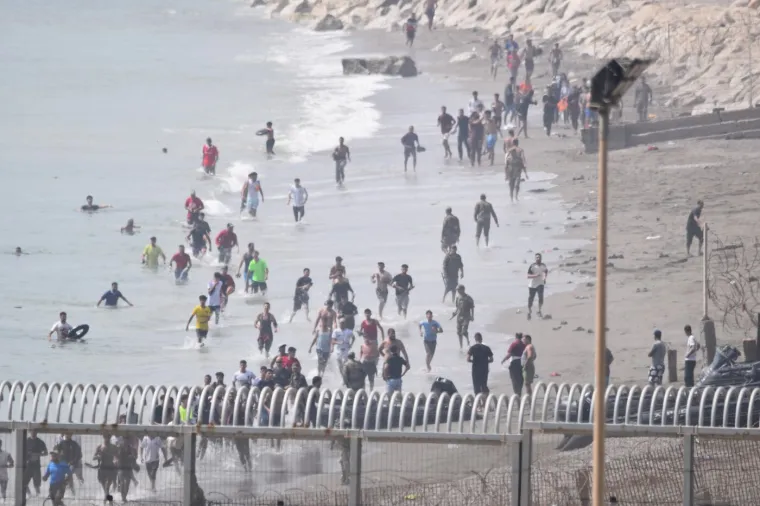 Drama na granici: Tisuće migranata masovno ulazi s mora, &scaron;ire se snimke