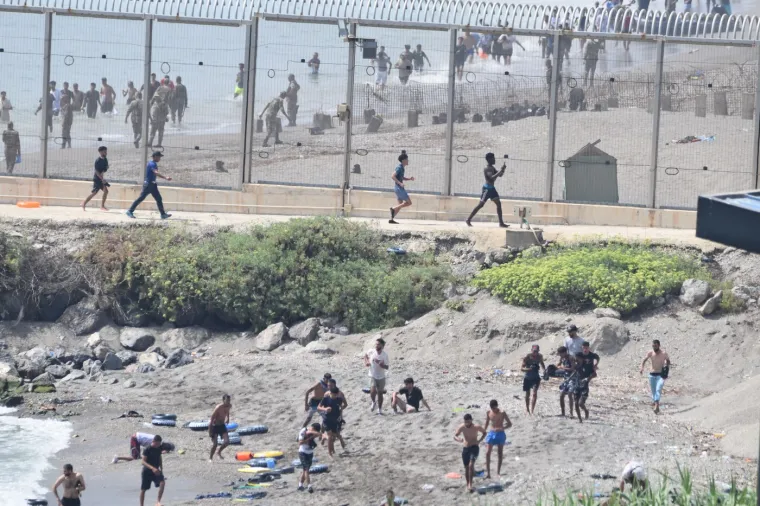 Drama na granici: Tisuće migranata masovno ulazi s mora, &scaron;ire se snimke