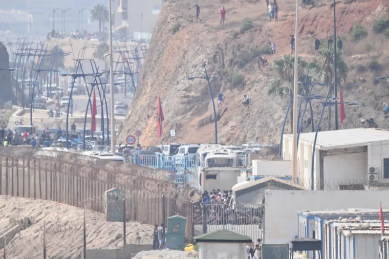Drama na granici: Tisuće migranata masovno ulazi s mora, &scaron;ire se snimke