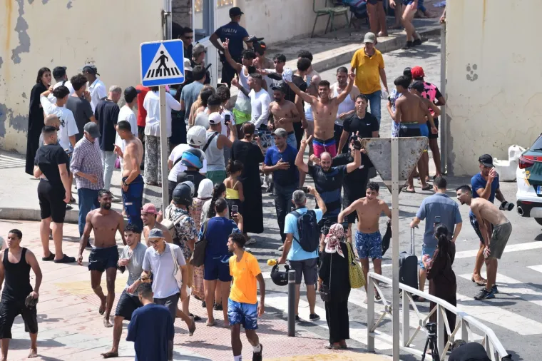 Drama na granici: Tisuće migranata masovno ulazi s mora, &scaron;ire se snimke