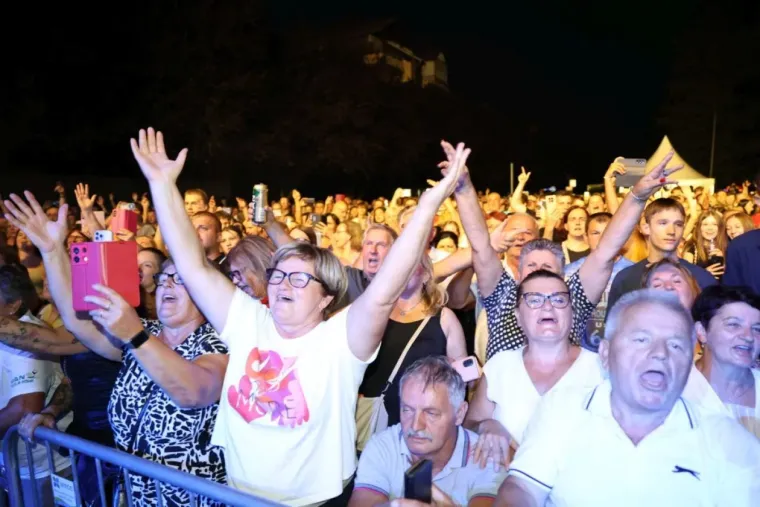 Najljep&scaron;a lica Porcijunkulova? Pogledajte tko je zablistao u prvim redovima Grdovićeva koncerta
