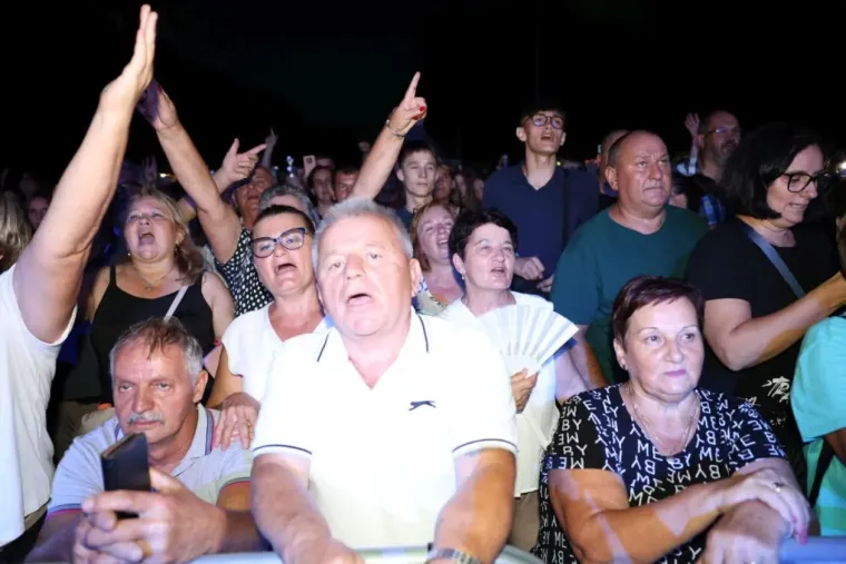 Najljep&scaron;a lica Porcijunkulova? Pogledajte tko je zablistao u prvim redovima Grdovićeva koncerta