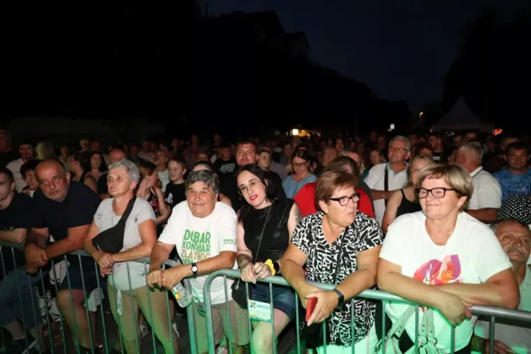 Najljep&scaron;a lica Porcijunkulova? Pogledajte tko je zablistao u prvim redovima Grdovićeva koncerta
