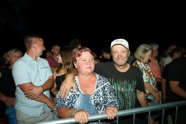Najljep&scaron;a lica Porcijunkulova? Pogledajte tko je zablistao u prvim redovima Grdovićeva koncerta