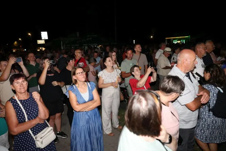 Najljep&scaron;a lica Porcijunkulova? Pogledajte tko je zablistao u prvim redovima Grdovićeva koncerta