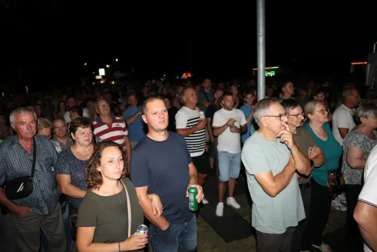 Najljep&scaron;a lica Porcijunkulova? Pogledajte tko je zablistao u prvim redovima Grdovićeva koncerta