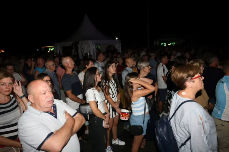 Najljep&scaron;a lica Porcijunkulova? Pogledajte tko je zablistao u prvim redovima Grdovićeva koncerta