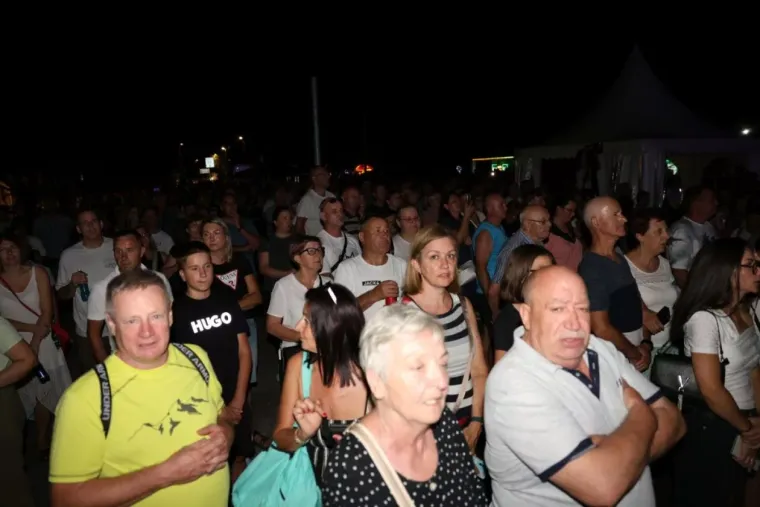 Najljep&scaron;a lica Porcijunkulova? Pogledajte tko je zablistao u prvim redovima Grdovićeva koncerta