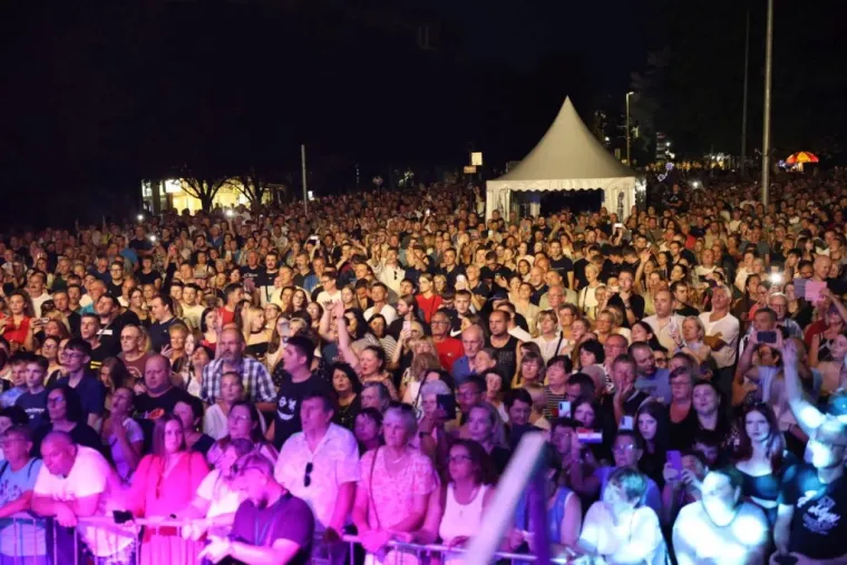 Najljep&scaron;a lica Porcijunkulova? Pogledajte tko je zablistao u prvim redovima Grdovićeva koncerta