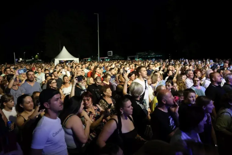 Najljep&scaron;a lica Porcijunkulova? Pogledajte tko je zablistao u prvim redovima Grdovićeva koncerta