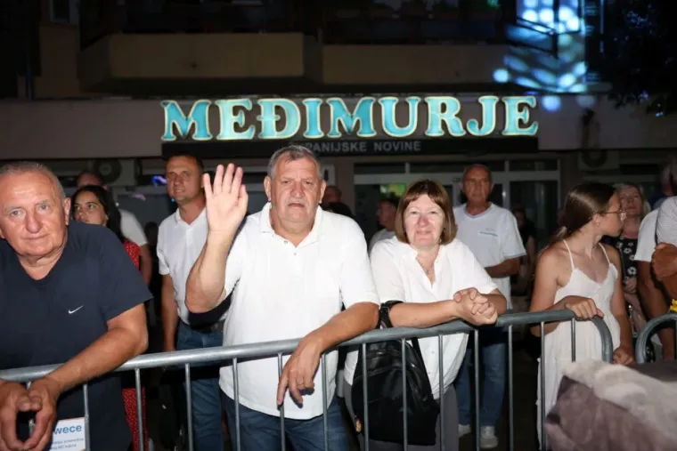 Najljep&scaron;a lica Porcijunkulova? Pogledajte tko je zablistao u prvim redovima Grdovićeva koncerta