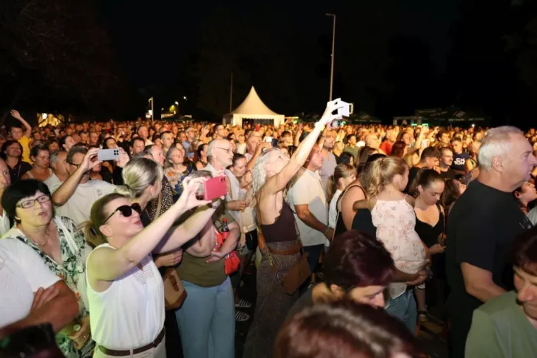 Najljep&scaron;a lica Porcijunkulova? Pogledajte tko je zablistao u prvim redovima Grdovićeva koncerta