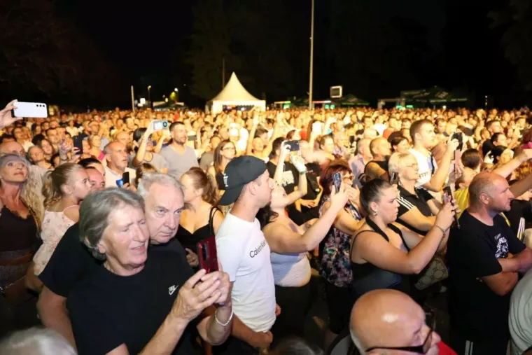 Najljep&scaron;a lica Porcijunkulova? Pogledajte tko je zablistao u prvim redovima Grdovićeva koncerta