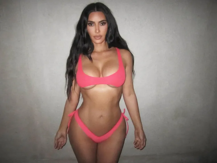 Kim Kardashian obožava pozirati polugola i pokazivati obline: Ma tko joj može odoljeti?