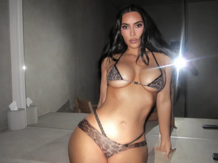 Kim Kardashian obožava pozirati polugola i pokazivati obline: Ma tko joj može odoljeti?