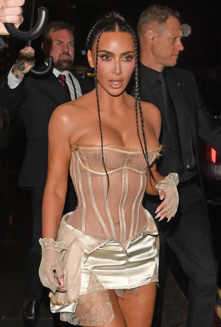 Kim Kardashian obožava pozirati polugola i pokazivati obline: Ma tko joj može odoljeti?