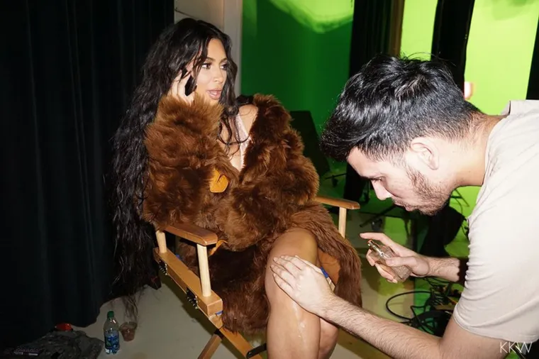 Kim Kardashian obožava pozirati polugola i pokazivati obline: Ma tko joj može odoljeti?