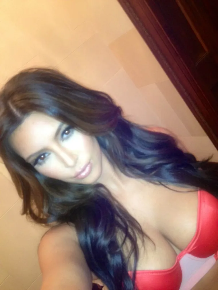 Kim Kardashian obožava pozirati polugola i pokazivati obline: Ma tko joj može odoljeti?