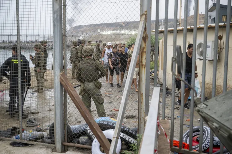 Nestvarni prizori: Čak 49 tisuća migranata preplavilo more, ponijeli samo kolut za plivanje