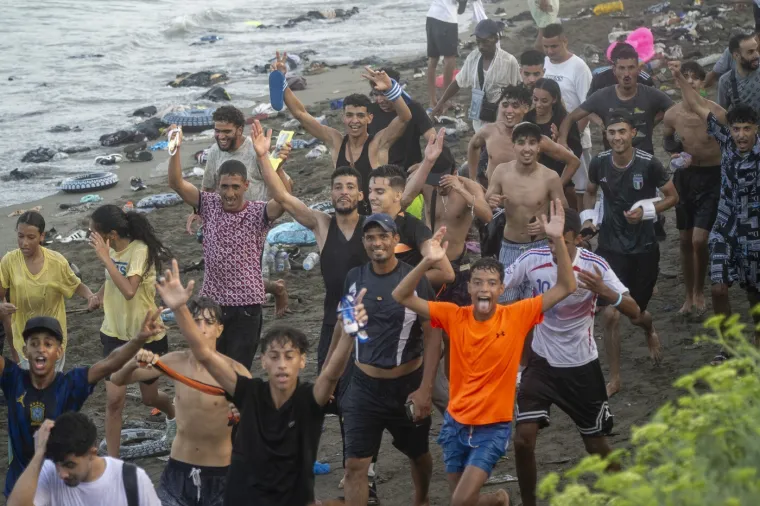 Nestvarni prizori: Čak 49 tisuća migranata preplavilo more, ponijeli samo kolut za plivanje