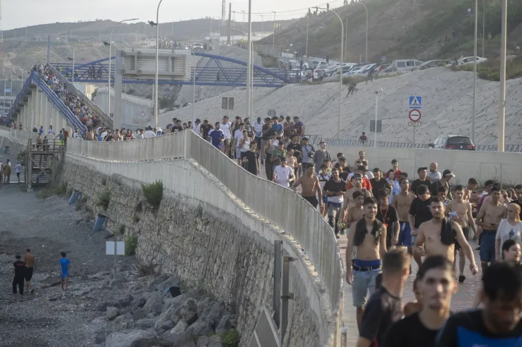 Nestvarni prizori: Čak 49 tisuća migranata preplavilo more, ponijeli samo kolut za plivanje