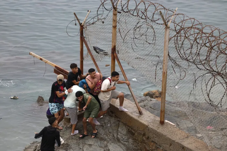 Nestvarni prizori: Čak 49 tisuća migranata preplavilo more, ponijeli samo kolut za plivanje