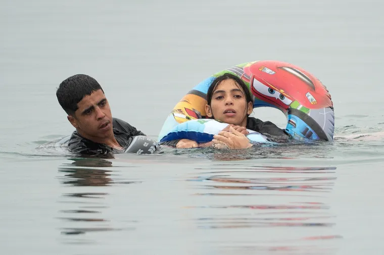 Nestvarni prizori: Čak 49 tisuća migranata preplavilo more, ponijeli samo kolut za plivanje