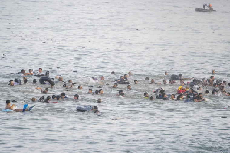 Nestvarni prizori: Čak 49 tisuća migranata preplavilo more, ponijeli samo kolut za plivanje
